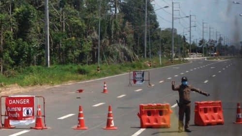 epa12277689 A picture taken trough a window shows a Thai police officer standing guard next to an ... epa12277689 A picture taken trough a window shows a Thai police officer standing guard next to an ...
