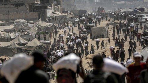 epa12290462 Internally displaced Palestinians carry bags of flour near a food distribution point in ... epa12290462 Internally displaced Palestinians carry bags of flour near a food distribution point in ...
