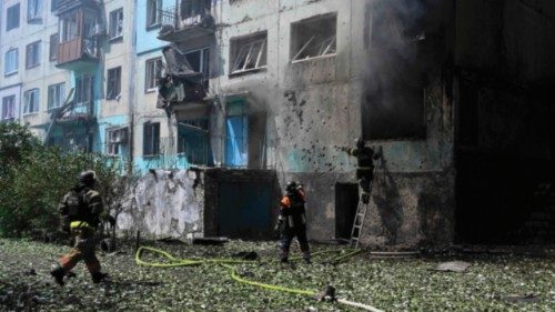 Ukrainian firefigters extinguish fire in a residential building at the site of a Russian drone ... Ukrainian firefigters extinguish fire in a residential building at the site of a Russian drone ...