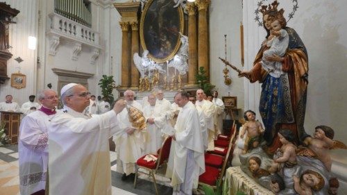  Il “sì” di Maria vive nei testimoni di pace   QUO-188