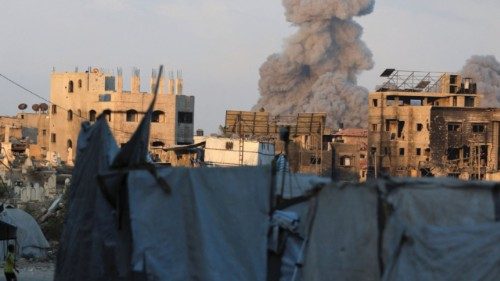 Smoke rises following an Israeli strike, in Gaza City, August 21, 2025. REUTERS/Dawoud Abu Alkas Smoke rises following an Israeli strike, in Gaza City, August 21, 2025. REUTERS/Dawoud Abu Alkas