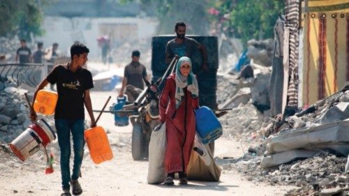 TOPSHOT - Palestinians flee with their belongings the Abu Iskandar neighbourhood of northern Gaza ... TOPSHOT - Palestinians flee with their belongings the Abu Iskandar neighbourhood of northern Gaza ...