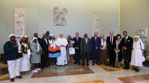  Nessuno può costringere i popoli all’esilio forzato   QUO-193