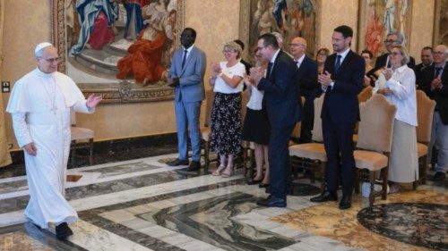 Il cristianesimo non è una devozione privata ma impegno per un mondo più giusto e fraterno QUO-197 ... Il cristianesimo non è una devozione privata ma impegno per un mondo più giusto e fraterno QUO-197 ...