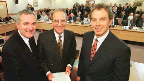 (FILES) File picture of British Prime Minister Tony Blair (R), US Senator George Mitchell (C) and ... (FILES) File picture of British Prime Minister Tony Blair (R), US Senator George Mitchell (C) and ...