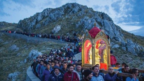 Viggiano (PZ), a Settembre discesa del pellegrinaggio dal Sacro Monte al paese, per riportare nel ... Viggiano (PZ), a Settembre discesa del pellegrinaggio dal Sacro Monte al paese, per riportare nel ...
