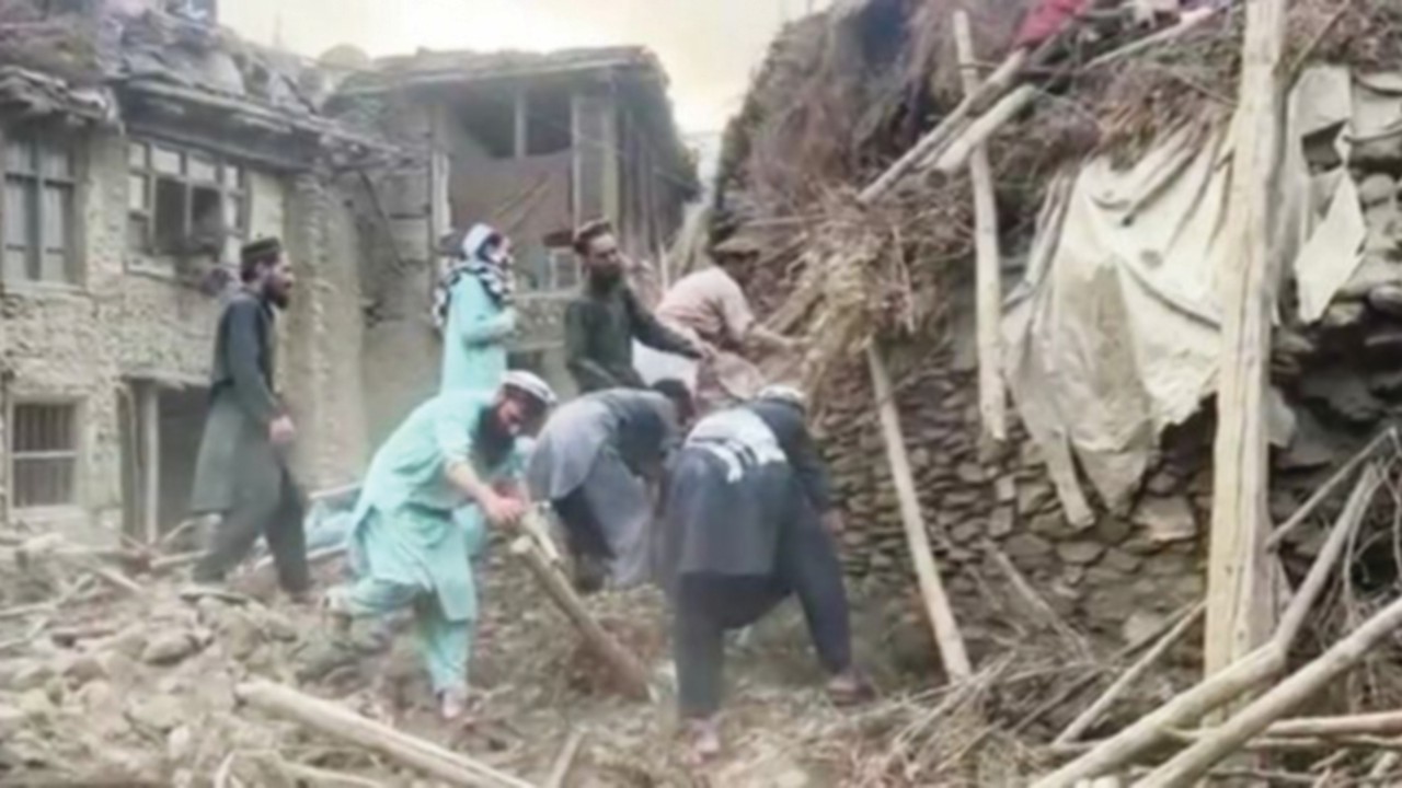  Un boato e la terra trema:  distruzione e morte in Afghanistan  QUO-200