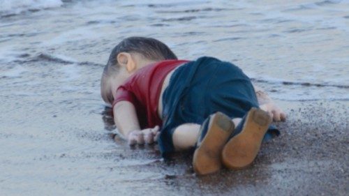 EDITORS NOTE: Graphic content / GRAPHIC CONTENT
A migrant child's dead body (Aylan Shenu) lies on ...