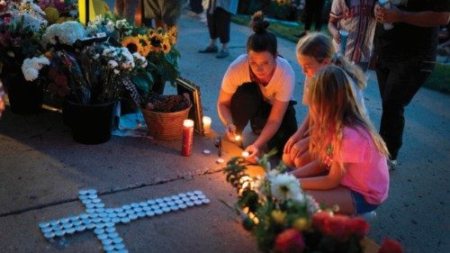 MINNEAPOLIS, MINNESOTA - AUGUST 28: Jen Labanowski, her daughter Lucy (R), and her daughter's friend ... MINNEAPOLIS, MINNESOTA - AUGUST 28: Jen Labanowski, her daughter Lucy (R), and her daughter's friend ...