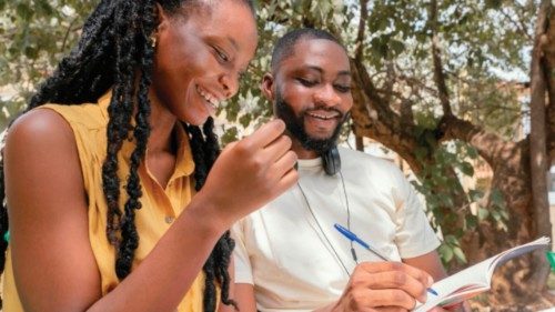 Decolonizzare la lingua in Africa: una prospettiva critica sul potere del linguaggio QUO-204 Decolonizzare la lingua in Africa: una prospettiva critica sul potere del linguaggio QUO-204