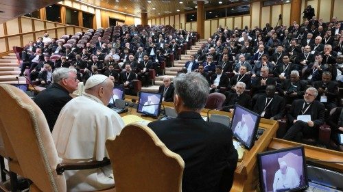 Proboszczowie na spotkaniu synodalnym: pragniemy żyć bardziej jako jeden lud Boży POL-004 Proboszczowie na spotkaniu synodalnym: pragniemy żyć bardziej jako jeden lud Boży POL-004