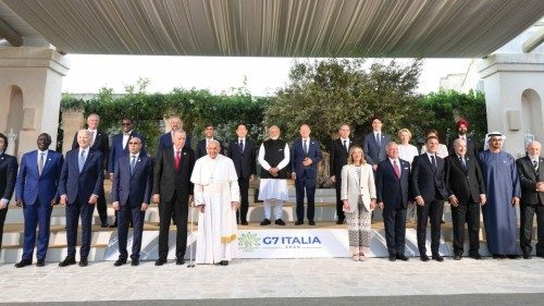 Papież na szczycie G7: Żadna maszyna nie powinna decydować o odebraniu życia POL-006 Papież na szczycie G7: Żadna maszyna nie powinna decydować o odebraniu życia POL-006