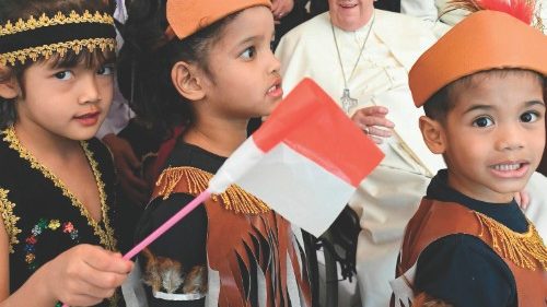 Papa Francesco 2024.09.03 Viaggio Apostolico in Indonesia - Nunziatura - Incontro migranti