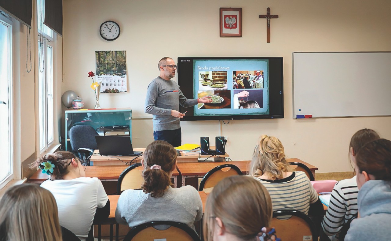  Nauczanie religii w szkołach: kryzys w relacjach państwo-Kościół w Polsce  POL-002