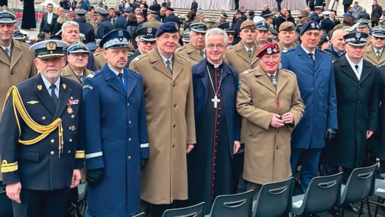  Bp Lechowicz: służby mundurowe służą celowi, jakim jest pokój  POL-002