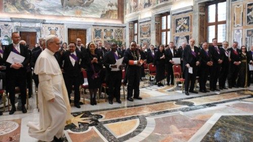  Przemówienie do członków korpusu dyplomatycznego akredytowanego  przy Stolicy Apostolskiej  POL-005 ...