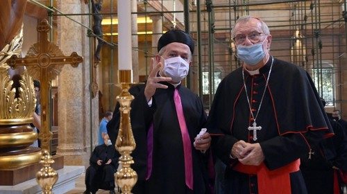 O cardeal na catedral maronita de Beirute danificada pelas explosões de há um mês (Ansa)