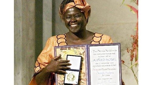 Wangari Maathi com o Nobel (Ansa)
