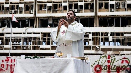 Sacerdote maronita celebra missa entre os destroços de Beirute (AFP or licensors)