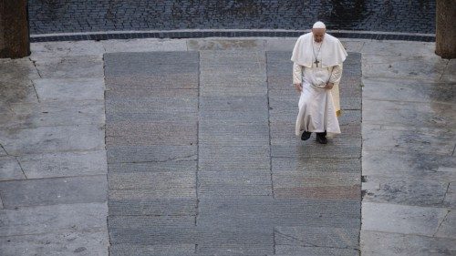  No ano do distanciamento a proximidade do Papa  POR-001
