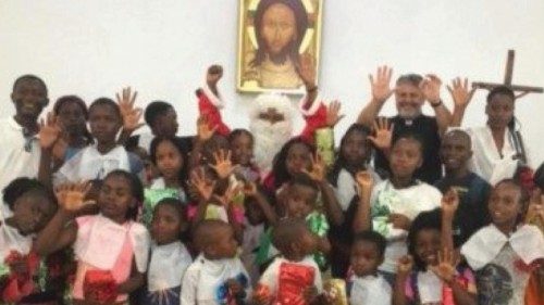 Festa das crianças na catedral de Maputo com o Pe. Giorgio Ferretti