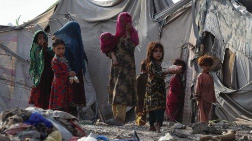 Campo de refugiados nos arredores de Lahore, Afeganistão (AFP)