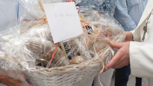  Os detidos  de Rebibbia levam pão fresco a Francisco  POR-025