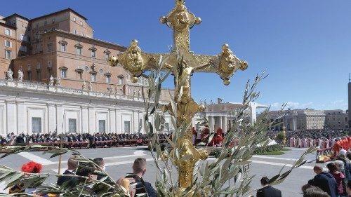  Apelo do Pontífice a favor da Ucrânia diante de sessenta e cinco mil fiéis no domingo de Ramos  ...