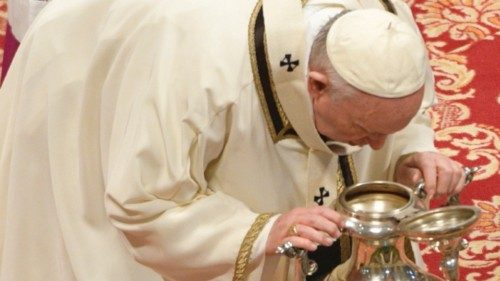  Homilia do Papa na missa crismal  POR-016