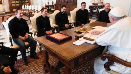  Francisco encontra os diáconos  da diocese de Roma  POR-018
