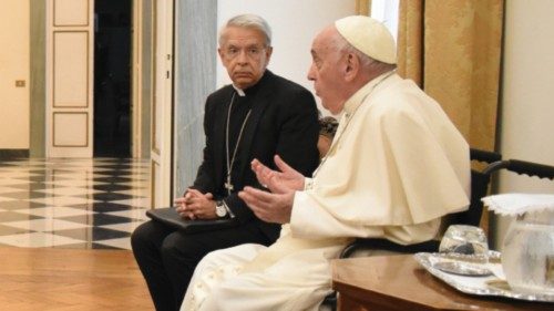  Francisco visitou  a Pontifícia Academia eclesiástica  POR-024