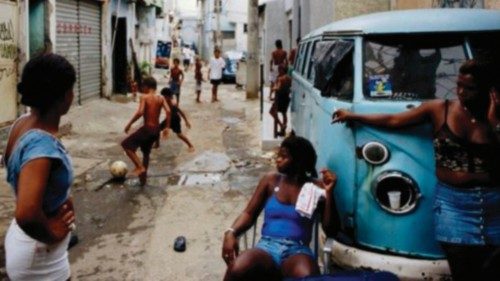  Longe da violência das favelas  POR-024