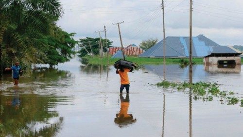  Apoio à Nigéria atingida por inundações  POR-042
