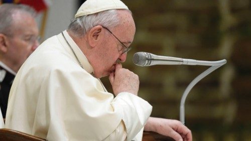 Em oração por Bento xvi POR-052 Em oração por Bento xvi POR-052