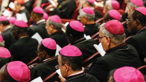 Bischöfe nehmen teil an der 15. ordentlichen Generalversammlung der Bischofssynode unter dem Motto: ...