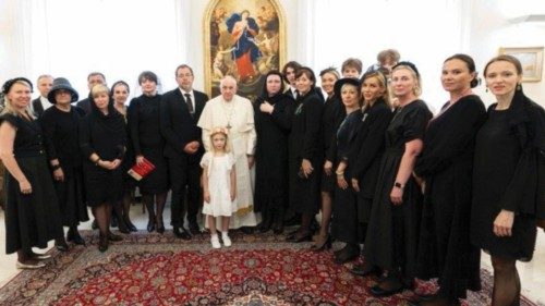  Em Santa Marta, o encontro do Papa com as esposas  dos embaixadores da Ucrânia  POR-027