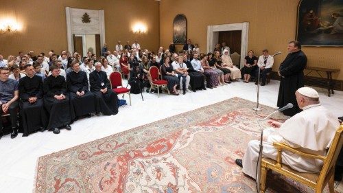  O Pontífice recebeu em audiência jovens e famílias provenientes da Polónia  POR-029