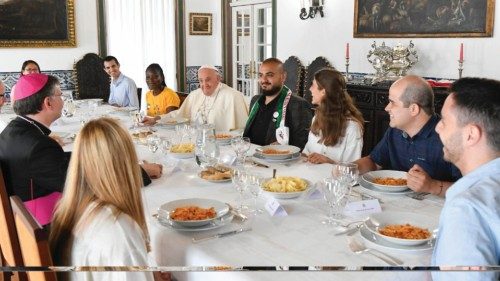Almoço com dez jovens na nunciatura apostólica POR-032 Almoço com dez jovens na nunciatura apostólica POR-032