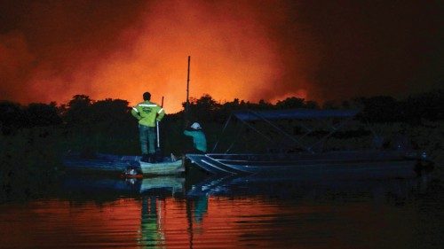 A resident of the banks of the Cuiaba River and an agent of ICMBio (Chico Mendes Institute for ... A resident of the banks of the Cuiaba River and an agent of ICMBio (Chico Mendes Institute for ...