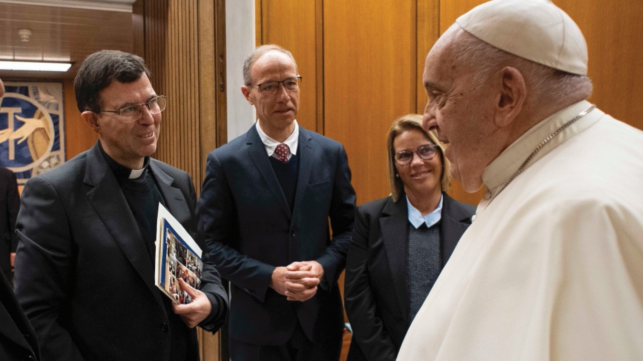  Os vencedores recebidos   pelo Papa na sala Régia  do Vaticano  POR-049