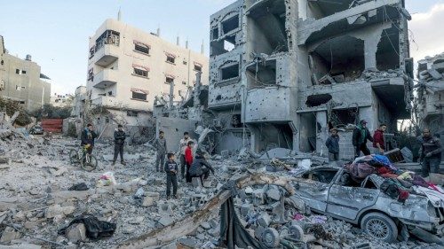 epa11198378 Palestinians search for missing people under the rubble of a destroyed house following ... epa11198378 Palestinians search for missing people under the rubble of a destroyed house following ...