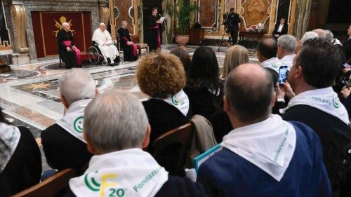  O Pontífice à Fundação  “Dom Camilo Faresin”  POR-012