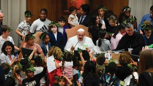 O futuro da humanidade está no encontro entre as crianças e os avós POR-020 O futuro da humanidade está no encontro entre as crianças e os avós POR-020