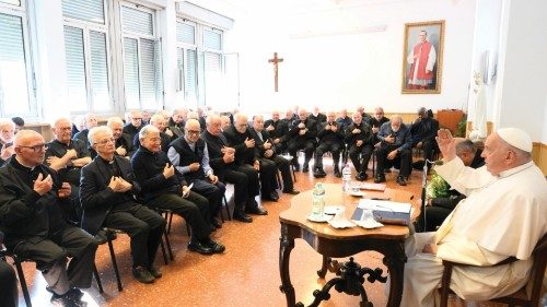 Sacerdotes idosos e jovens vão em frente juntos POR-020 Sacerdotes idosos e jovens vão em frente juntos POR-020