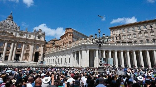 Faithfuls gather at St. Peter's Square as they attend the Angelus prayer led by Pope Francis (R up) ... Faithfuls gather at St. Peter's Square as they attend the Angelus prayer led by Pope Francis (R up) ...