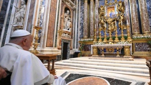  Em oração aos pés de Maria  para invocar a paz no mundo   POR-033