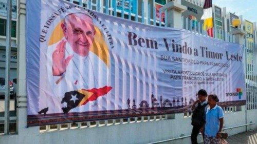 Nas ruas de Díli já são visíveis vários cartazes alusivos à visita do Papa Francisco a Timor-Leste, ... Nas ruas de Díli já são visíveis vários cartazes alusivos à visita do Papa Francisco a Timor-Leste, ...