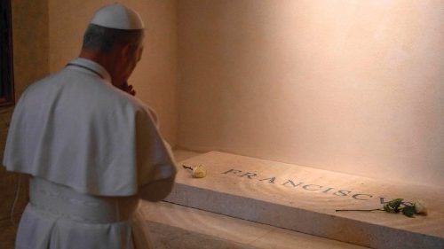 Em oração diante da tomba de Francisco POR-006 Em oração diante da tomba de Francisco POR-006