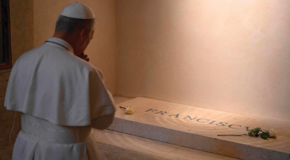  Em oração diante da tomba de Francisco   POR-006