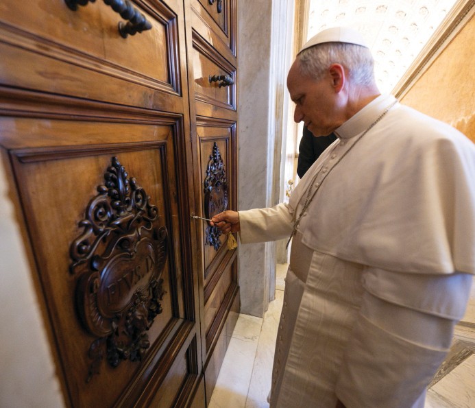  O Papa remove os selos do apartamento do Palácio Apostólico  POR-006
